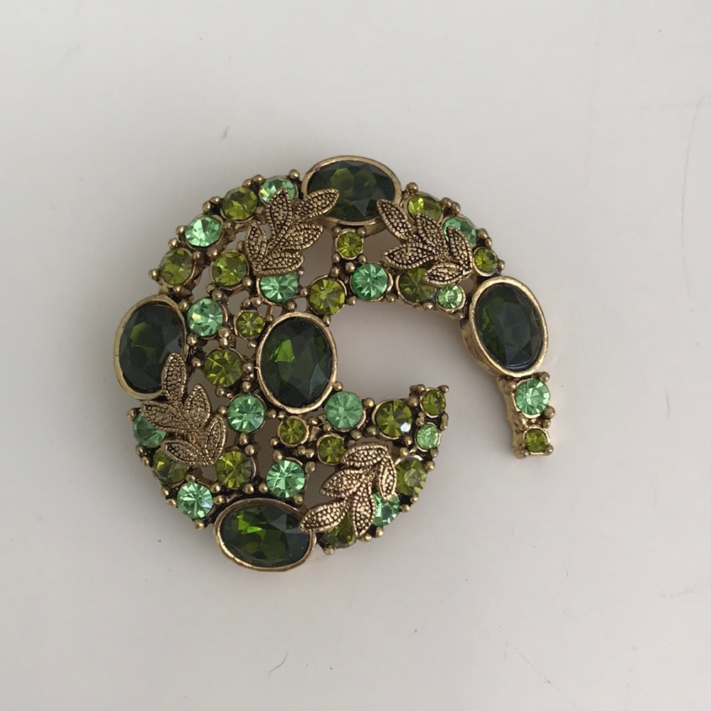 Beautiful green and gold covered brooch. 2” wide